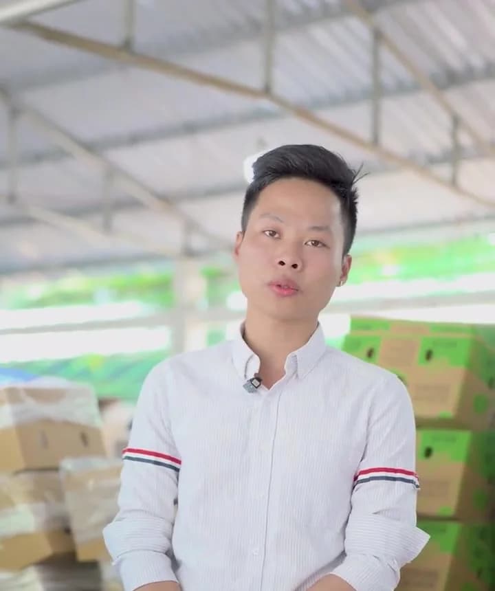 Anh Thành trong xưởng đóng gói chuối xuất khẩu