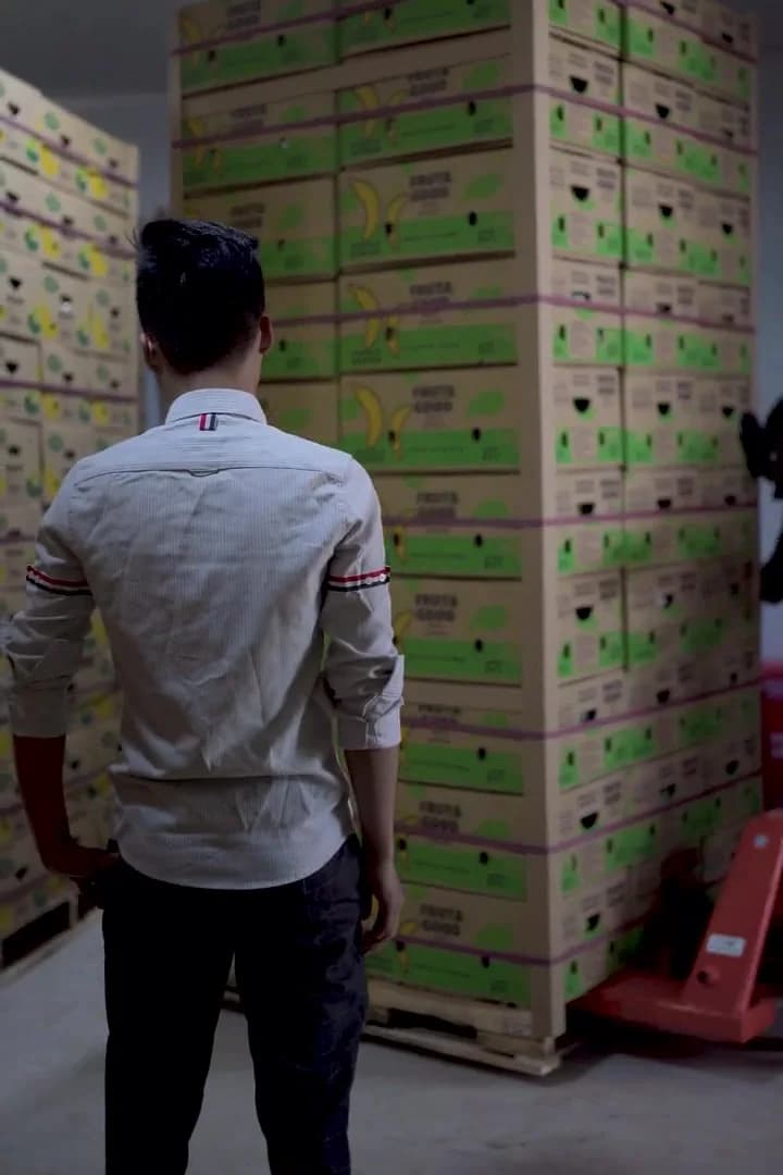 Anh Thành nhìn những chồng pallet thùng chuối trong kho xuất khẩu