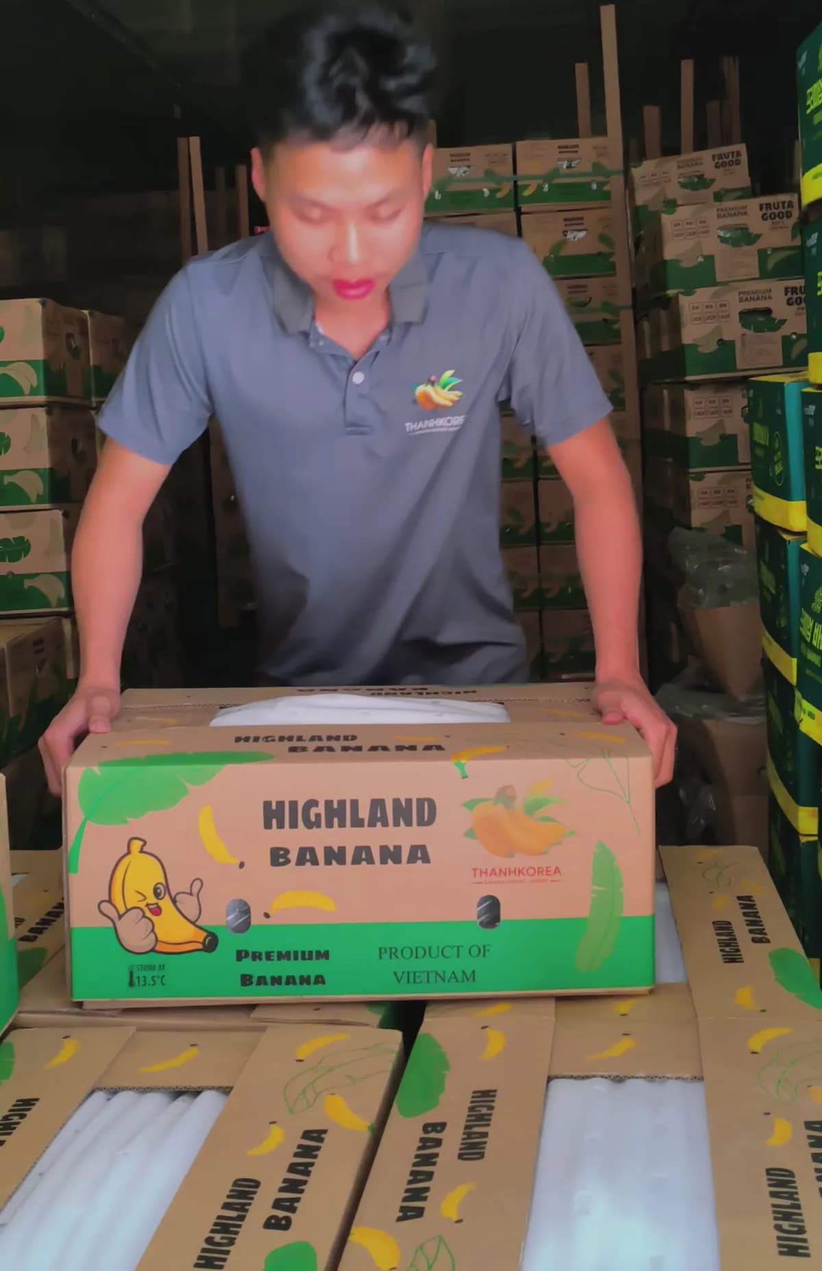 Anh Thành với thùng Highland Banana, in Premium Banana – Product of Vietnam